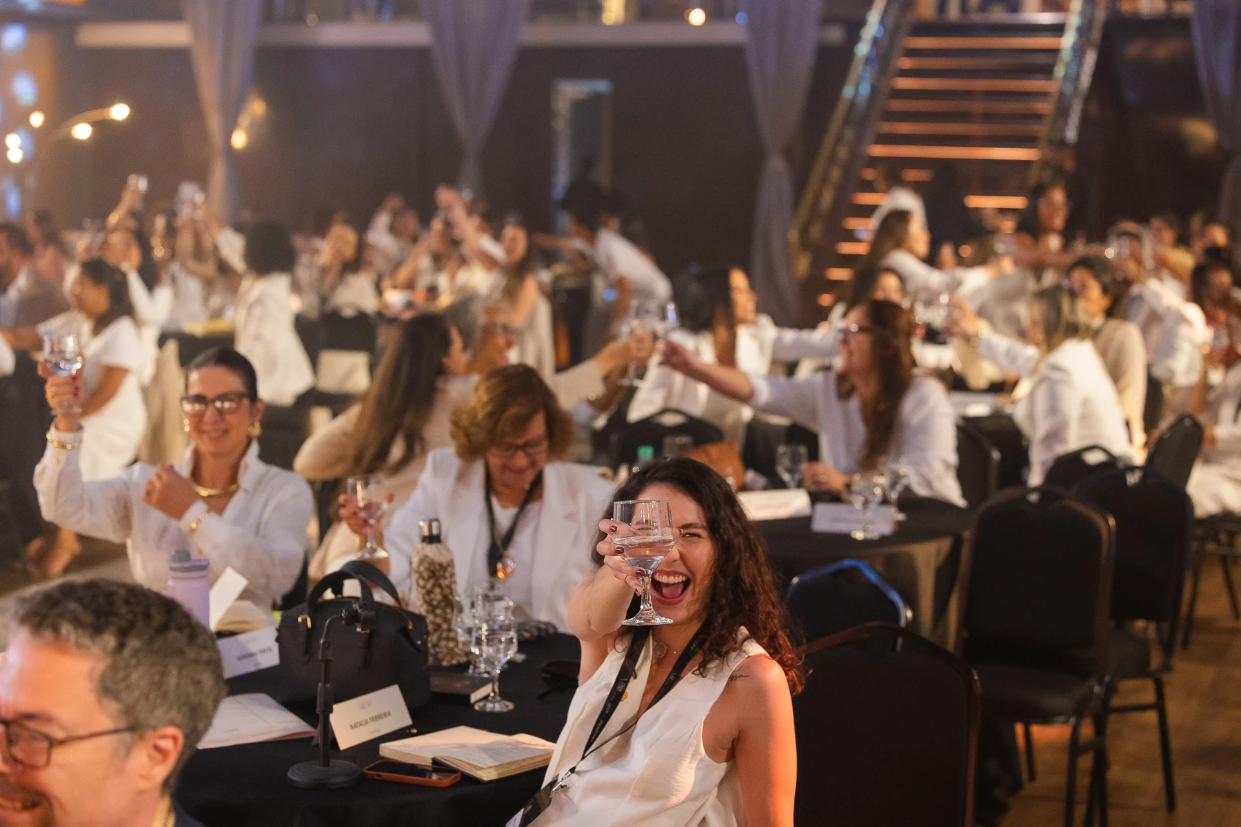 Empresárias reunidas em uma experiência presencial